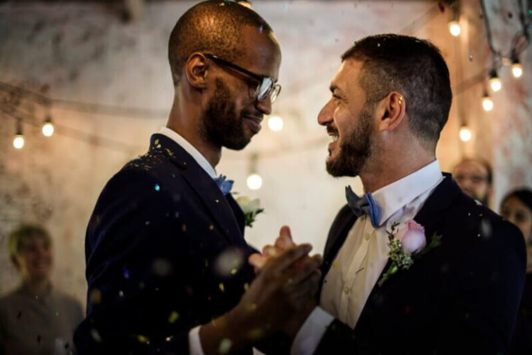 primer-plano-pareja-gay-recien-casados-bailando-celebracion-boda